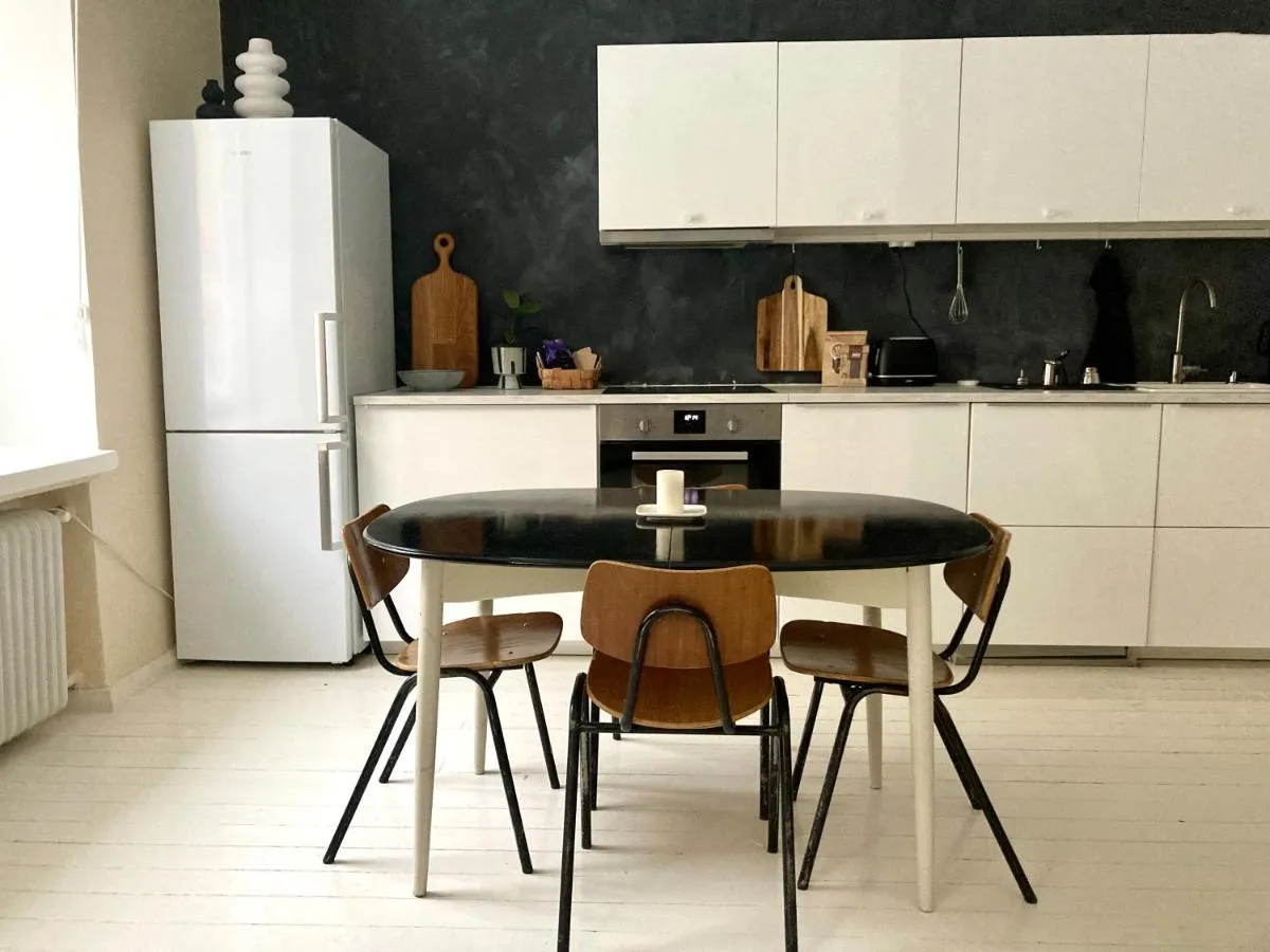 Image 2 of Spacious (44 sqm) bohemian studio in trendy Kallio
